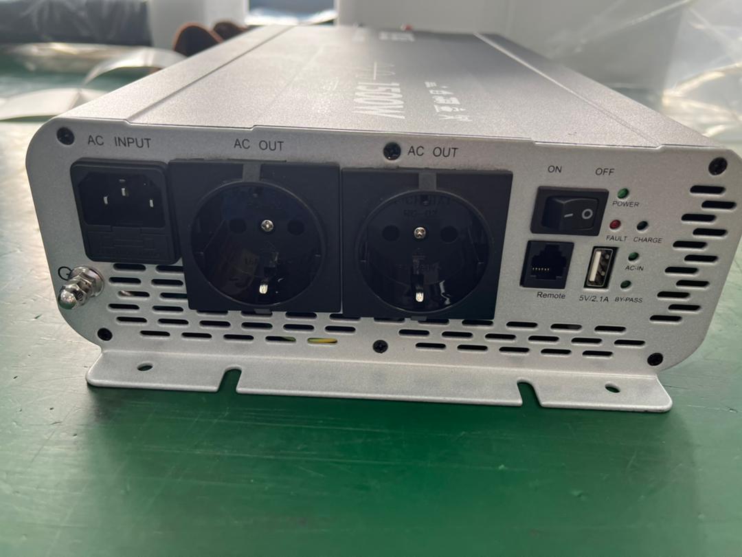 Инвертор MobileComfort S1512-BC, 1500Вт, 12В, чистый синус, розетка 230V, встроенное зарядное устройство 20А, схема приоритетов 230V, функция бесперебойника, USB выход, в комплекте настенная панель управления