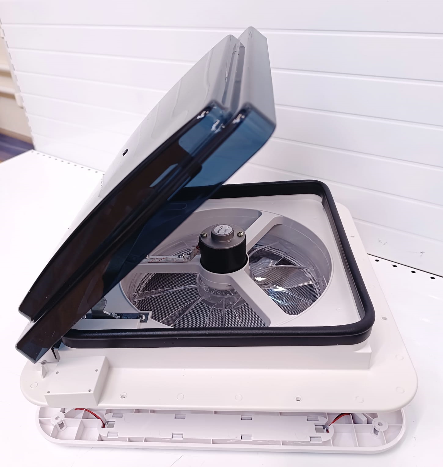 Люк 28x28см,  MobileComfort HE2828, с вентилятором 12V,  откидной накрышный люк для автодомов