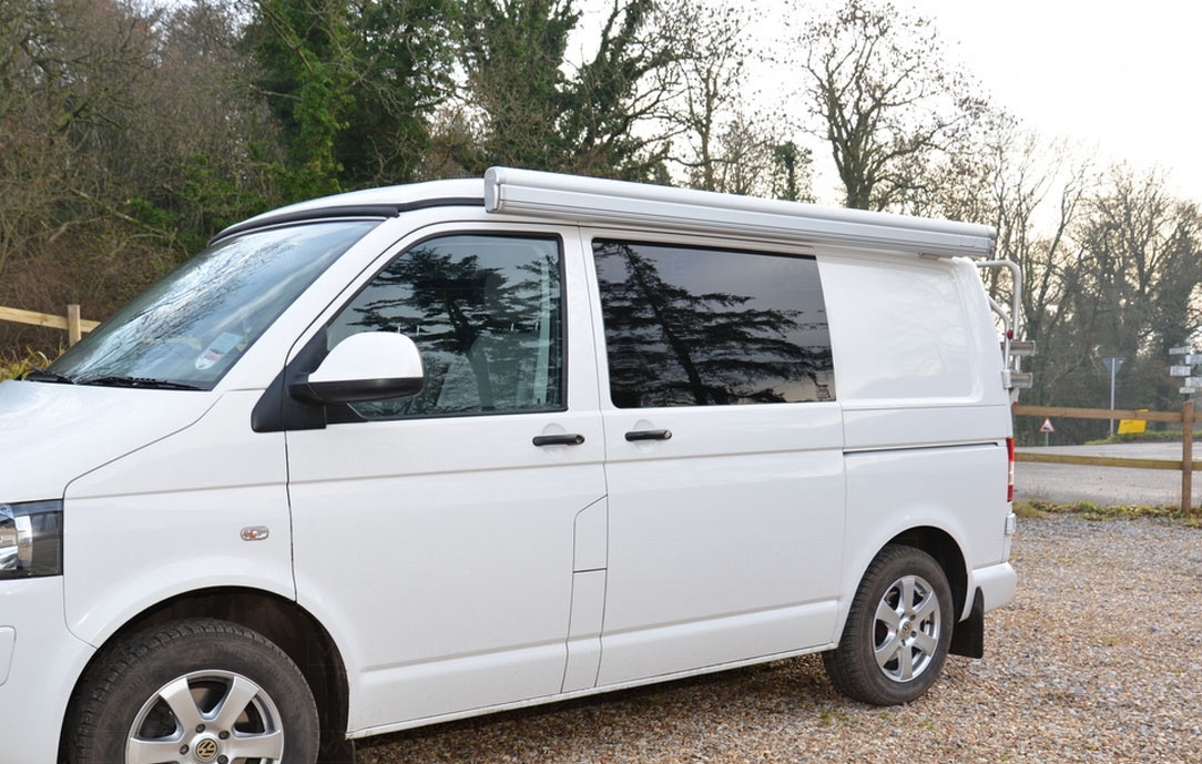 MobileComfort ME300WG Маркиза настенная электрическая, корпус белый, полотно светло-серое