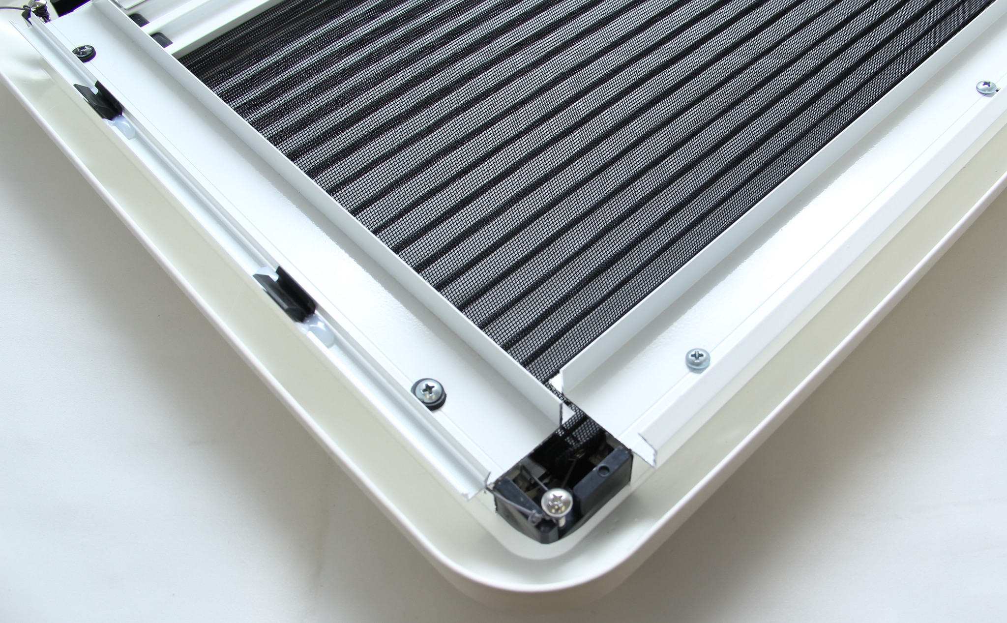 Окно откидное MobileComfort W7040P, 700х400mm,  шторка плиссированная, антимаскитка