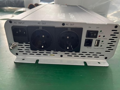 Инвертор MobileComfort S2012-BC, 2000Вт, 12В, чистый синус,  розетка 230V, встроенное зарядное устройство 20А, схема приоритетов 230V, функция бесперебойника, USB выход, в комплекте настенная панель управления