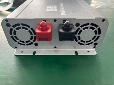 Инвертор MobileComfort S3024-BC, 3000Вт, 24В, чистый синус,  розетка 230V, встроенное зарядное устройство 10А, схема приоритетов 230V, функция бесперебойника, USB выход, в комплекте настенная панель управления