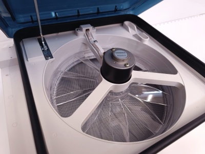 Люк 28x28см,  MobileComfort HE2828, с вентилятором 12V,  откидной накрышный люк для автодомов